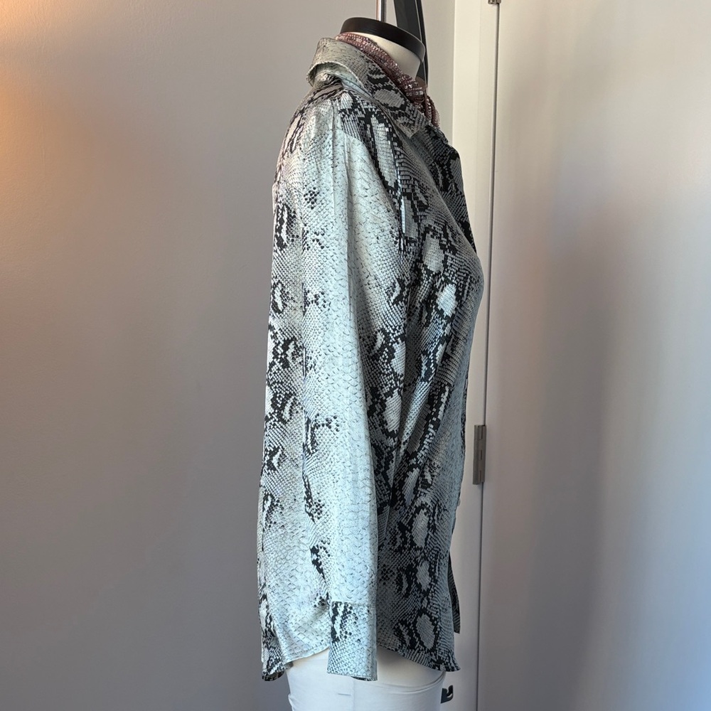 Missguided Snake Print Button-Down Shirt in Black and White - Picture 5 of 8